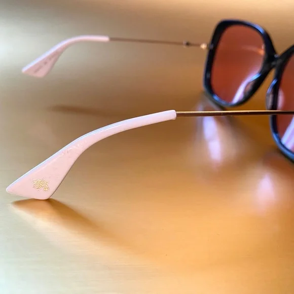 GUCCI Black Rim, Red Lens Sunglasses with gold and cream  display picture 2